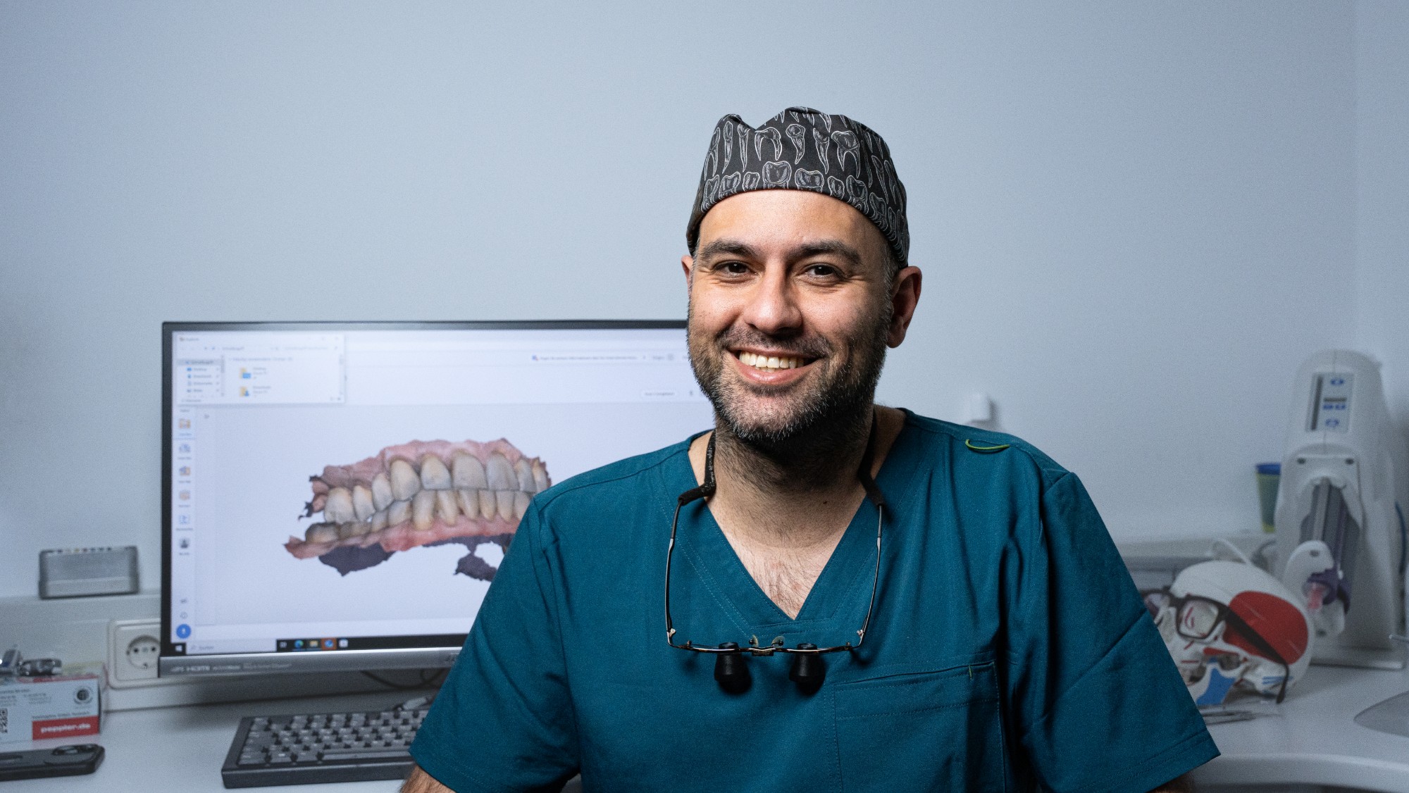 Dr. Dr. Onur Dogru bei der digitalen Diagnostik am Bildschirm